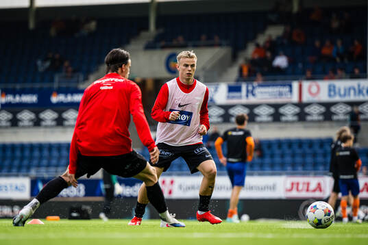 Kristall Mani Ingason of Brann warms up