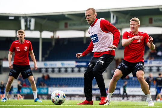 Jon Dagur Thorsteinsson and Kristian Eriksen of Brann warms
