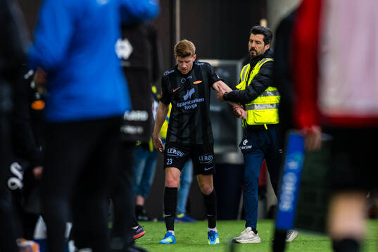 Thore Pedersen of Brann leaves the pitch with an injury