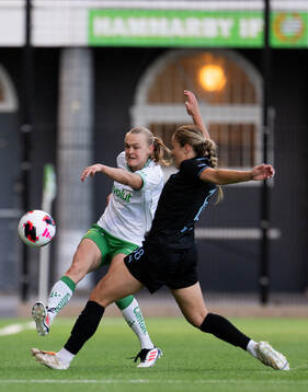 Hammarbys Elin Sørum och Malmö FFs Courtney Nevin