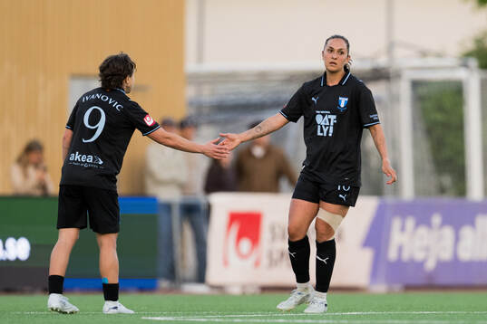 Malmö FFs Miljana Ivanovic och Isabella D'Aquila jublar