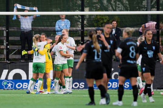 Hammarbys målvakt Melina Loeck och Stina Lennartsson jublar