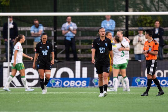 Malmö FFs Isabella D'Aquila och Amy Sayer deppar
