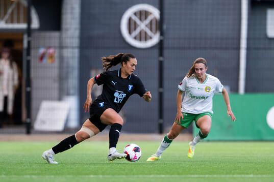 Malmö FFs Isabella D'Aquila och Hammarbys Vilma Emilia