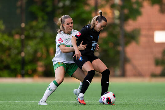 Hammarbys Gudrun Arnardottir och Malmö FFs Larkin Russell