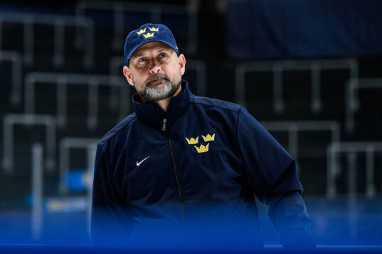 Assistant coach Anders Sörensen of Sweden at a practice