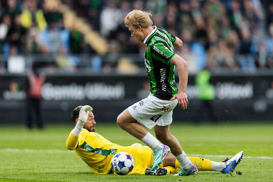 GAISs Rasmus Niklasson Petrovic rundar Hammarbys målvakt