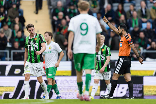 GAISs Oskar Ågren får gult kort av domare Mohammed