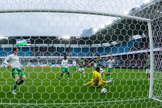 GAIS Samuel Salter skjuter 2-0 i mål bakom Hammarbys