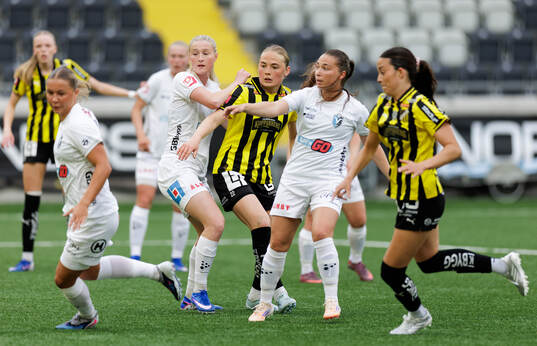 Växjö DFFs Mariann Hogh Nielsen och Alexandra Larsson mot