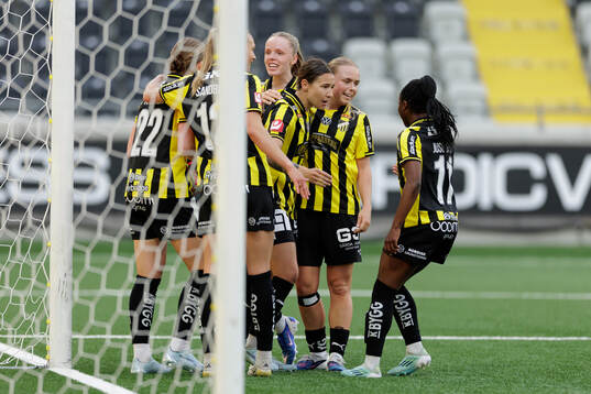Häckens Paulina Nyström jublar med lagkamrater