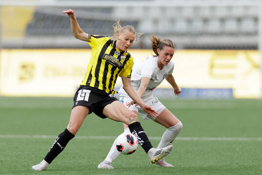 Häckens Stine Sandbech och Växjö DFFs Elona Berbatovci