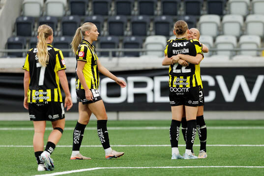 Häckens Alva Selerud och Paulina Nyström jublar