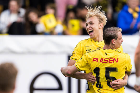 Elfsborgs Leo Östman jublar med Simon Hedlund