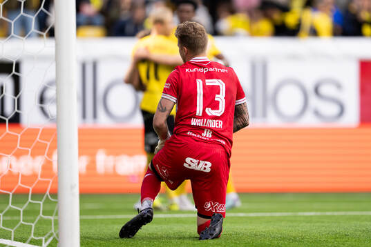 Mjällbys målvakt Robin Wallinder deppar