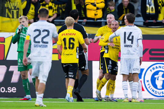 Elfsborgs Niklas Hult och Mjällbys Villiam Granath