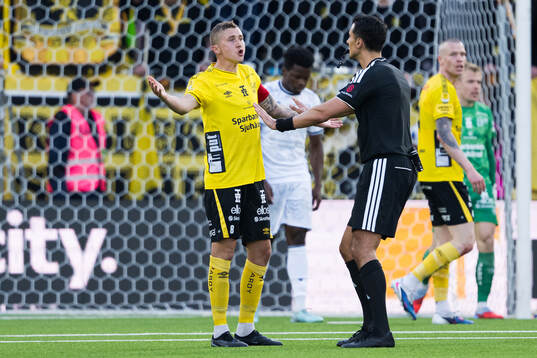 Elfsborgs Sebastian Holmén och Domare Adi Aganovic