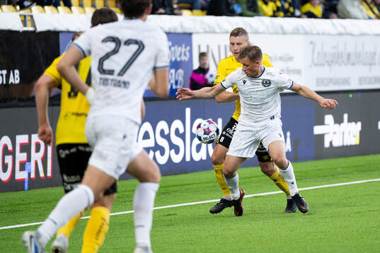 Elfsborgs Sebastian Holmén och Mjällbys Aki Samuelsen