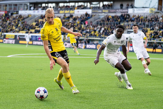 Elfsborgs Leo Östman och Mjällbys Tony Miettinen