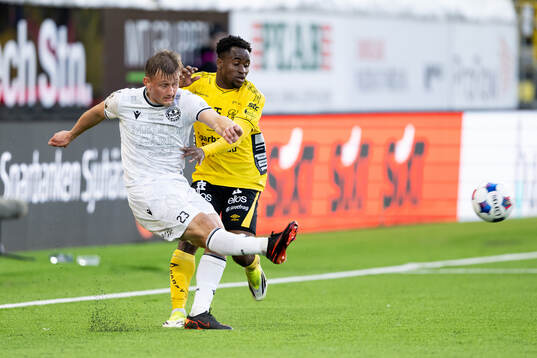 Mjällbys Aki Samuelsen och Elfsborgs Momoh Ibrahim Kamara