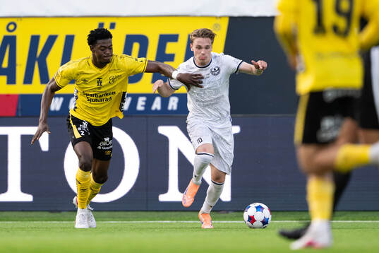Elfsborgs Rufai Mohammed och Mjällbys Jeppe Kjaer