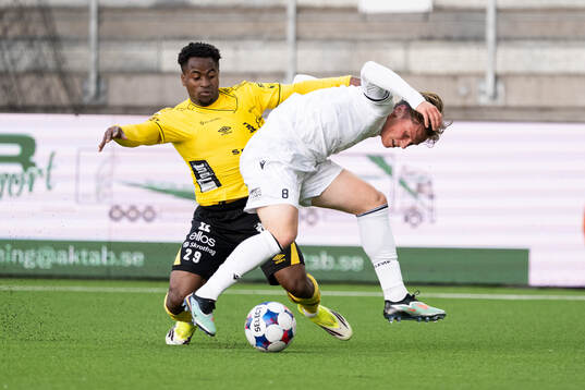 Elfsborgs Momoh Ibrahim Kamara och Mjällbys Teo Helge