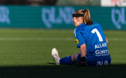 Örebro SKs målvakt Nadine Allard har ont