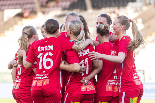 KIF Örebros Sofia Parkner jublar med lagkamrater