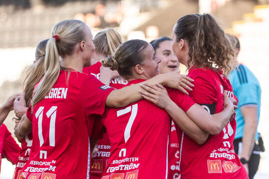 KIF Örebros Sofia Parkner jublar med lagkamrater