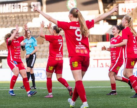 KIF Örebros Demi Pierre jublar med lagkamrater