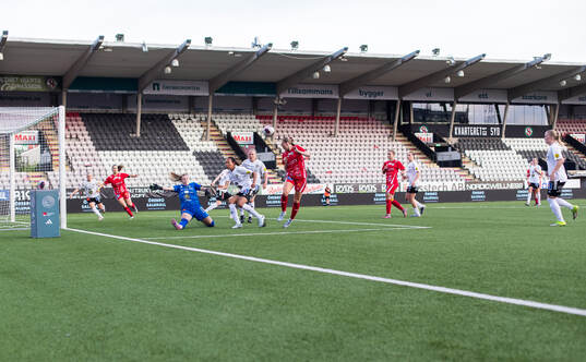Örebro SKs målvakt Miranda Bergsten och KIF Örebros