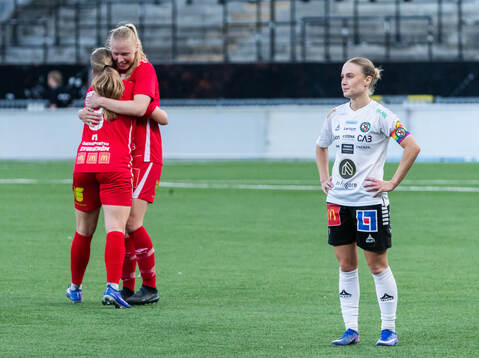 KIF Örebros Ida Gagnfors jublar medan Örebro SKs Nora
