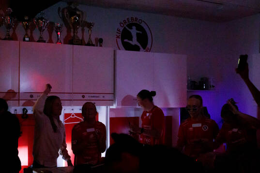 KIF Örebros spelare firar i omklädningsrummet