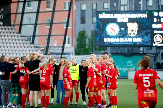 KIF Örebros spelare jublar