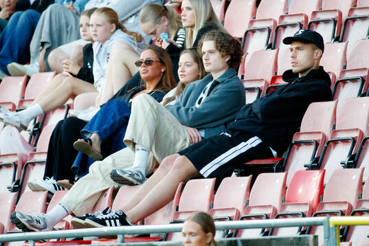 Örebros målvakt Jakub Ojrzynski på läktaren