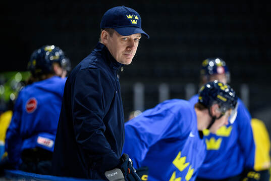 Head coach Sam Hallam of Sweden at a practice session