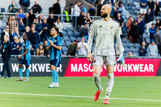 Djurgårdens målvakt Filip Manojlovic deppar