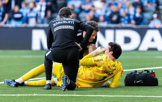 Brommapojkarnas målvakt Leo Cavallius får vård