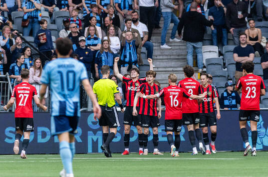 Brommapojkarnas Mads Kristian Hansen jublar med lagkamrater