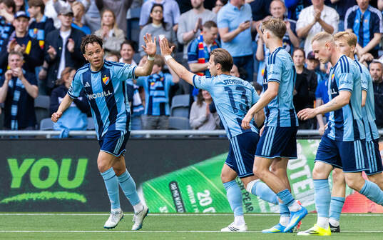 Djurgårdens Mikael Anderson och Daniel Stensson jublar