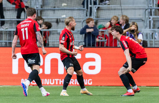 Brommapojkarnas Simon Strand jublar med lagkamrater