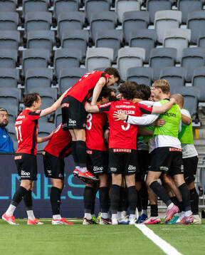 Brommapojkarnas Simon Strand jublar med lagkamrater