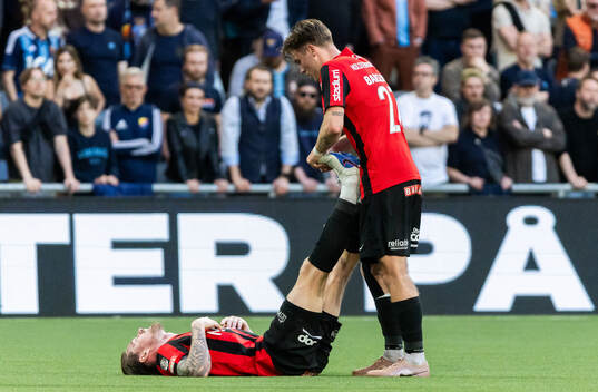 Brommapojkarnas Rasmus Örqvist får hjälp att stretcha av