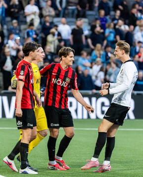 Brommapojkarnas målvakt Leo Cavallius jublar med