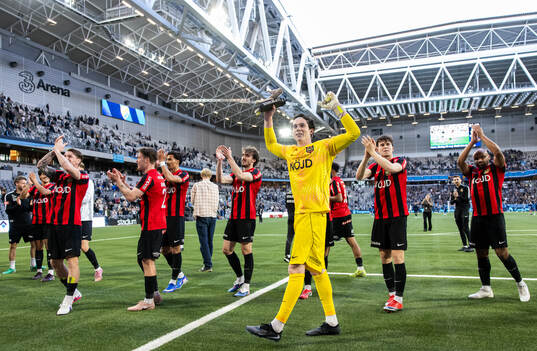 Brommapojkarnas målvakt Leo Cavallius jublar