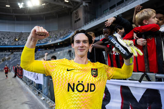Brommapojkarnas målvakt Leo Cavallius jublar