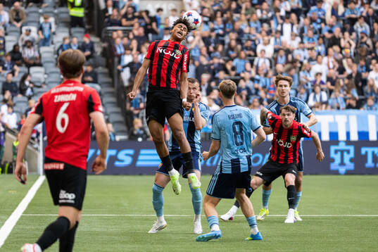 Brommapojkarnas Sion Oppong och Djurgårdens Piotr Johansson