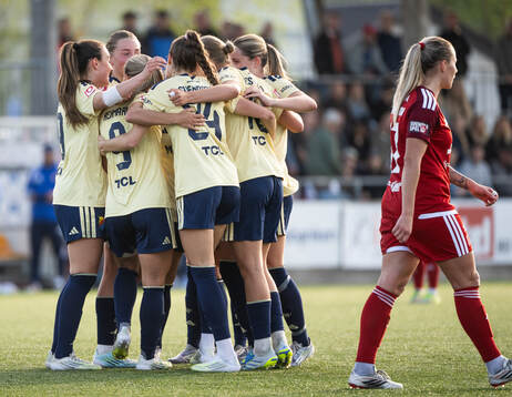 Djurgårdens Johanna Renmark jublar med lagkamrater