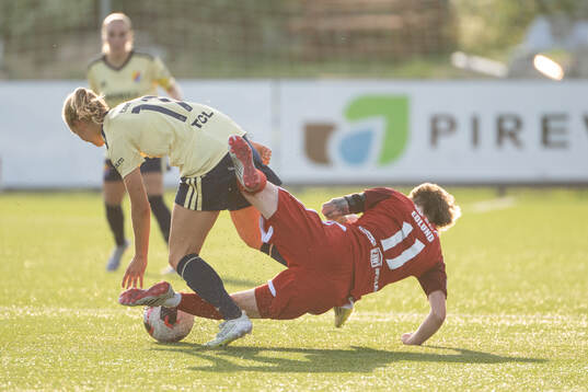 Djurgårdens Sara Eriksson och Piteås Cecilia Edlund