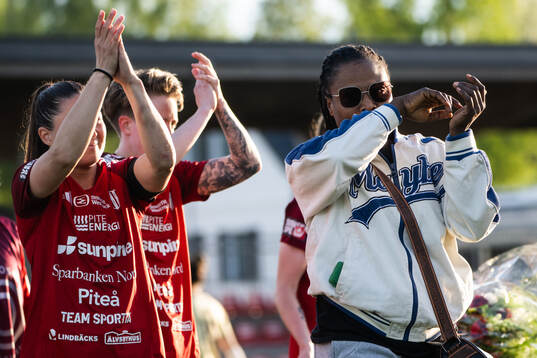 Piteås Josefin Johansson och Faith Ikidi vid hyllning för